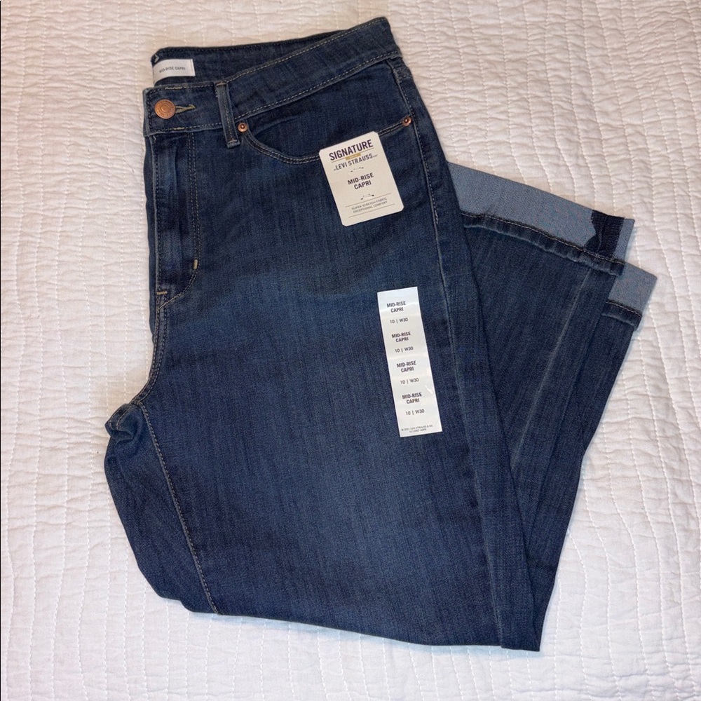 Signature by Levi Strauss Women's Dark Blue Mid-Rise Capri Denim Jeans - Picture 5 of 6